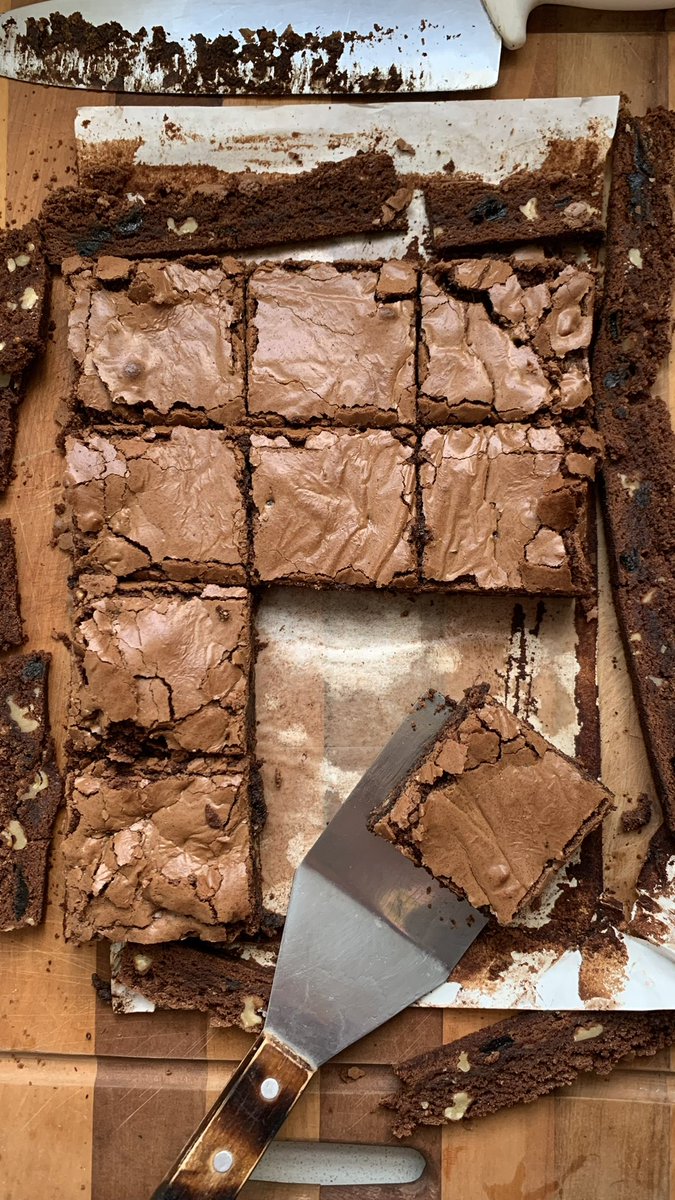 PedroLambertini's tweet photo. Hermoso fin de semana para preparar brownies e inaugurar la temporada de chocolate con este clásico moderno.

Diez #lambertips para que sean un éxito:

1. Usá chocolate de excelente calidad.
2. Horneá a la temperatura correcta (180 °C): si es muy baja, el azúcar precipita y queda chicloso; si es muy alta, se quema.
3. No lo cocines de más: un minuto extra puede ser la diferencia entre un brownie rico y uno memorable.
4. Respetá las proporciones (mezcla / molde), para que la altura sea la correcta.
5. No bajes el azúcar: esa costra característica la da su proporción. Por eso el chocolate debe ser bien amargo, para equilibrar y no empalagar.
6. No batas de más: no queremos aire en un brownie.
7. Tené todo preparado antes de mezclar: no conviene que la mezcla repose.
8. No lo pinches para ver si está listo: no es un budín.
9. Dejalo enfriar bien antes de cortarlo.
10. Y vuelvo al contraste: poné nueces. Un brownie sin nueces no es brownie.