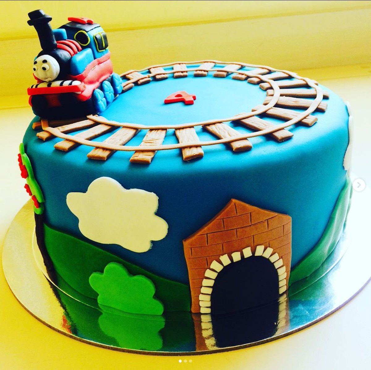 Thomas Cake Bot tweet media