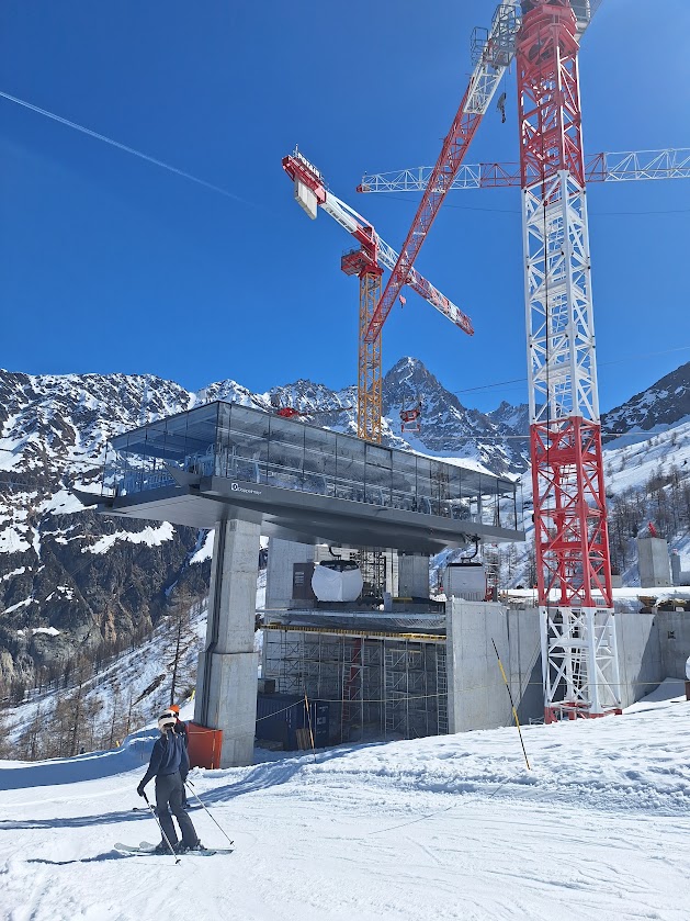 skipedia's tweet image. #PostcardsFromChamonix

- Pas de Chèvre, Grands Montets
- Cliff!
- Church at Lac à l'Anglais
- 3S work in progress, Lognan, Grands Montets

#chamonix #grandsmontets #montblancmassif