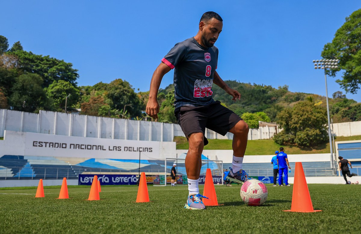 fesfut_sv's tweet photo. 240 jóvenes de la zona central (San Salvador, La Libertad y Chalatenango) realizaron su examen práctico en el Estadio Nacional Las Delicias, como parte del proceso de selección del programa INDES ProTalent, que se realiza en conjunto con la FESFUT.
Esta parte del proceso es liderado por Eduardo Lara y su equipo, enfocados en descubrir y formar el talento del futuro.