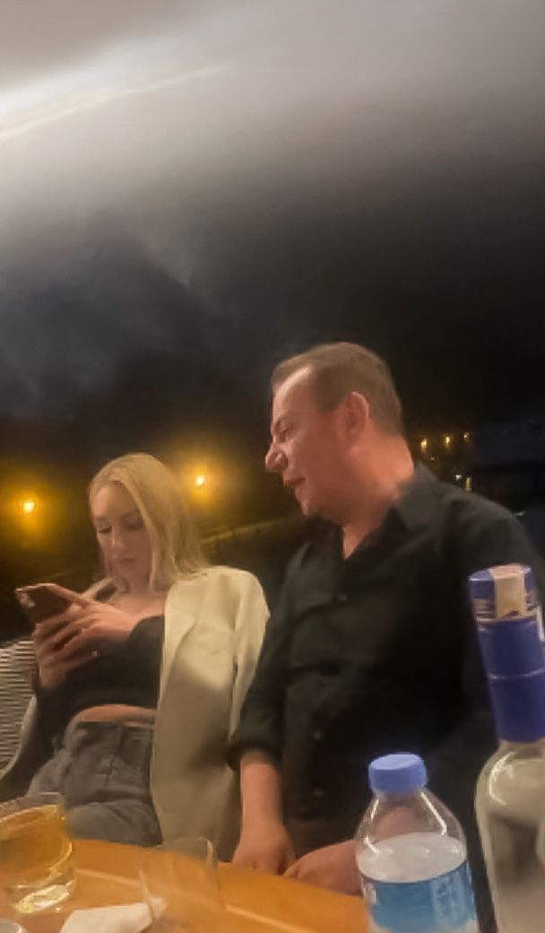 Gazeteci Tamar Tanrıyar
Yolsuzluk ve irtikaptan tutuklanan
CHP Bolu Belediye başkanı Tanju Özcan'ın
Yasak aşkı Ö.Ç. ile fotoğraflarını yayınladı.