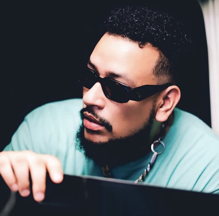 Remember when Supa Mega traded the ponytail and reverted to the High Top Fade in 2022…with just that action it genuinely felt like Hip Hop is back 😅. Even <a href="/RubuThulisa/">Bhovaress</a> said “Welcome Back” 

Impact on roids…no wonder the game feels empty without his presence . #AkaFridays !!