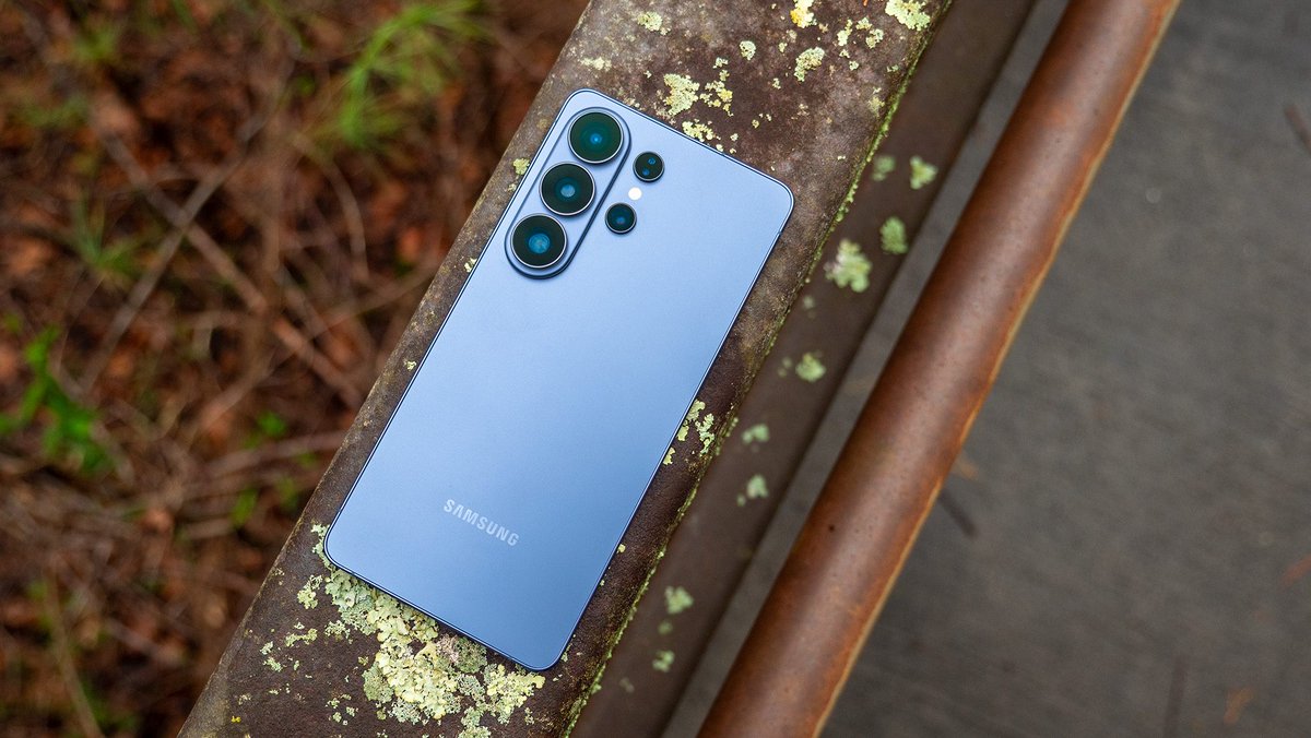 androidcentral's tweet image. Early chatter says the Galaxy S27 could see a UFS storage speed upgrade, but everything's not so black and white on Samsung's side #Samsung

Full story in the comments