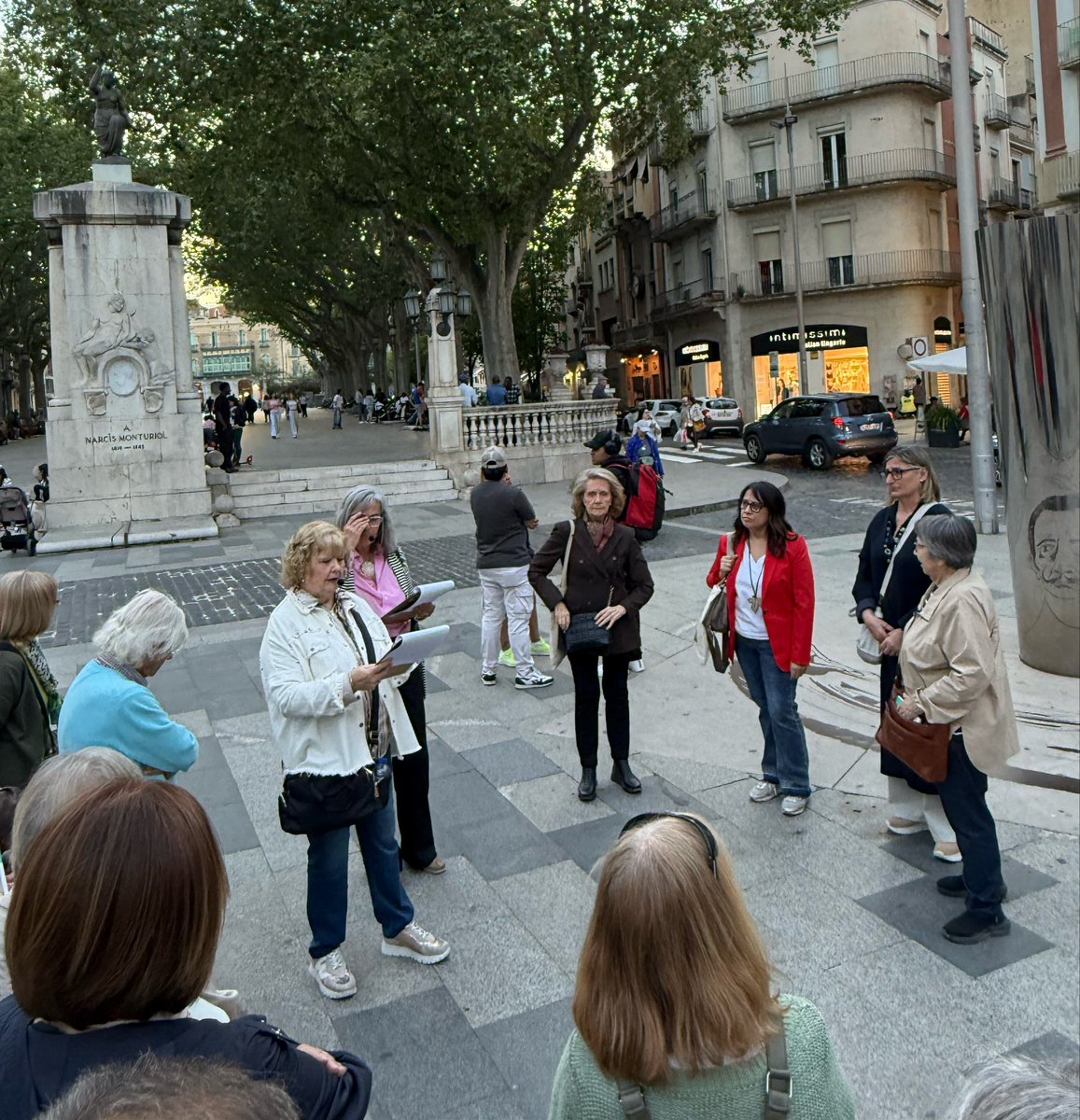 ajfigueres's tweet photo. 📕🚶‍♀️ Presentació de l'itinerari literari “La Figueres de Montserrat Vayreda” amb ruta literària que ha recorregut el nucli antic i algun dels llocs més representatius en la vida i en la trajectòria de l'autora. La ruta,
dinamitzada per Anna Maria Velaz i Magda Bosch. https://t.co/opyMTRwHQs
