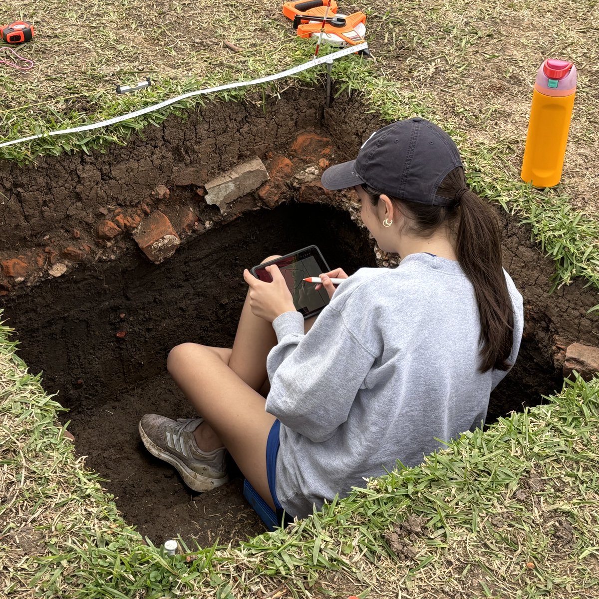 RiceAdmission's tweet photo. Isabella (Hanszen ‘26), who plans on pursuing a legal career, spent her spring weekends at the Varner-Hogg Plantation, uncovering artifacts that tell the stories of enslaved people.  https://t.co/kpHOhoivle https://t.co/5uBjL4puXH