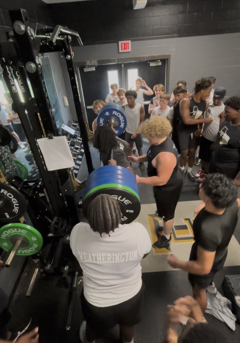 coach_love2020's tweet image. Class of 2029 DT @DartrellDavistb goes 465 on squat AFTER (2) 300-yard shuttles Finished his Freshman year on varsity playing Nose.
Big year loading... #TXHSFB #TheNation