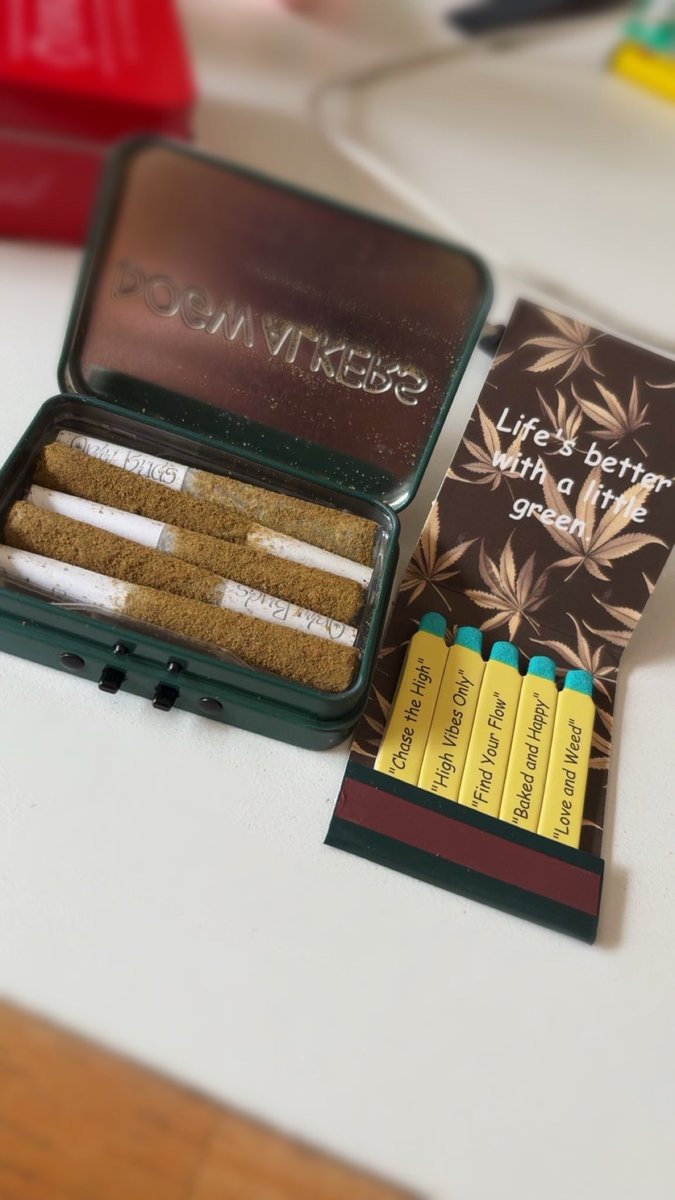 Dogwalkers 🐶🍃
Cereal milk-kief 😍🔥
5 mini pre-rolls 
Perfect for a quick hit 🤯
These taste amazing! They also come with these cool matches which is a nice little extra “Love and Weed” 💚
<a href="/only_budsuk/">Only Buds</a>