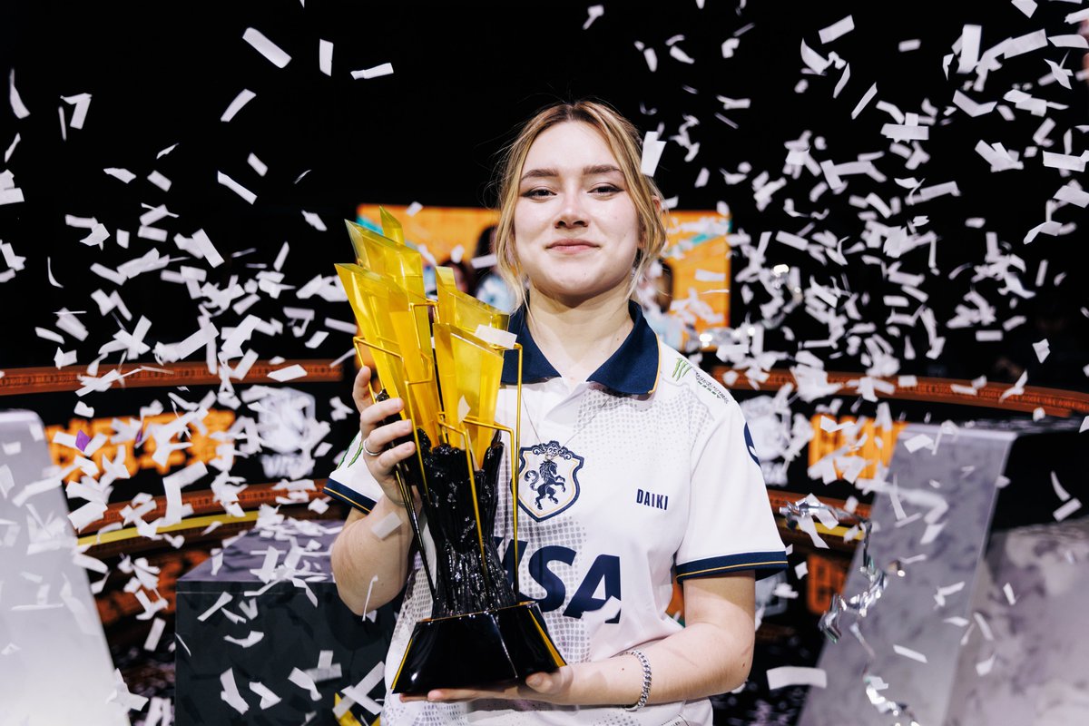 TeamLiquidBR's tweet photo. Do Kids Academy para os palcos do esports mundial! 💙

O @FalleNCS revelou um dos nossos grandes talentos que hoje temos o orgulho de chamar de nossa 'capita'. Hoje ela soma 11 títulos nacionais, é Campeã Mundial e MVP mundial. E lidera o primeiro time feminino brasileiro a conseguir uma vaga no VCB.

Professor, agradecemos por sempre acreditar nos esportes eletrônicos e dar oportunidade de hoje termos pessoas incríveis como a @daikifps nos representando no Brasil e no mundo.

Seu legado e seus ensinamentos serão eternos. Por aqui, a @daikifps vai seguir quebrando tudo 💙 

PRESENTE, PROFESSOR!