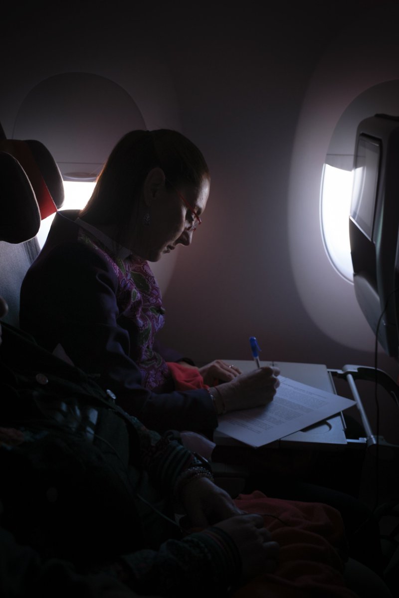Desde las redes de la Presidenta <a href="/Claudiashein/">Claudia Sheinbaum Pardo</a>
Camino a Barcelona representando a México en la IV Cumbre en Defensa de la Democracia.
