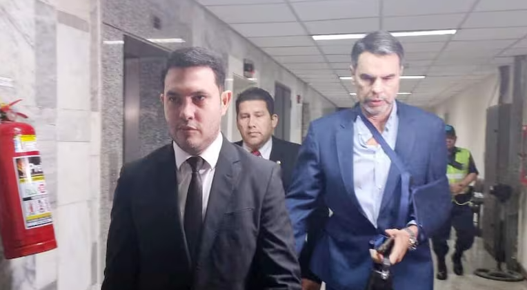 🤑LA PARENTELA DE HERNÁN RIVAS SE ATORNILLA CON SUELDOS DE ORO AL JEM

El senador Hernán Rivas dejó huella en el Jurado de Enjuiciamiento de Magistrados: dos cuñados y dos primos siguen cobrando fortunas del Estado tras ingresar bajo su gestión.

💰 LOS MONTOS DEL NEPOTISMO:
•