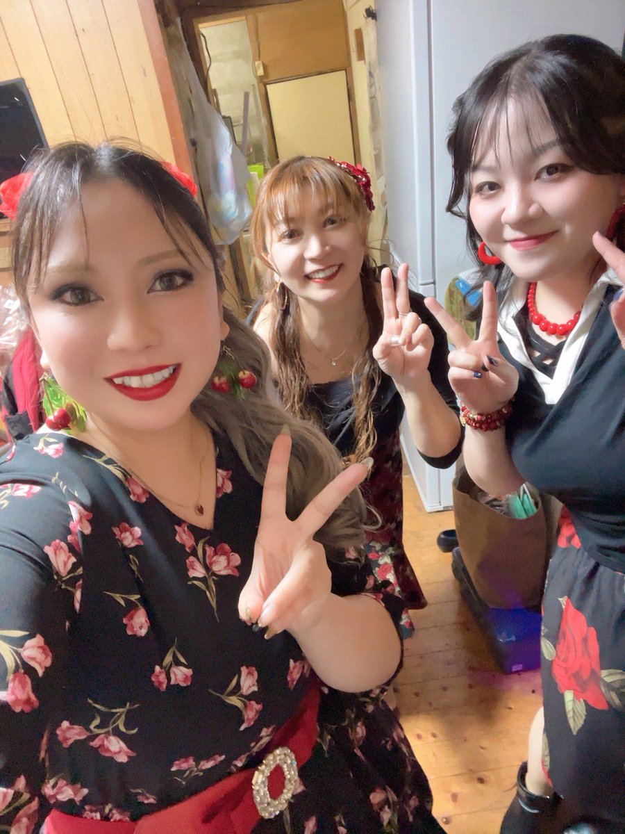 ukeysing1's tweet photo. 本日も嘉手納Casablanca
Shozy Band Dance Editionにお越しくださりありがとうございましたっ🤩♥️
明日(土)は首里のM's cafe 4th Anniversary liveです✨
こちらは既に満席となっております！
3年連続出演させてくださったまーぼーさん、毎度お誘いくださる睦さん、今回初共演のえみごんさん！ありが https://t.co/Derht3pPNF