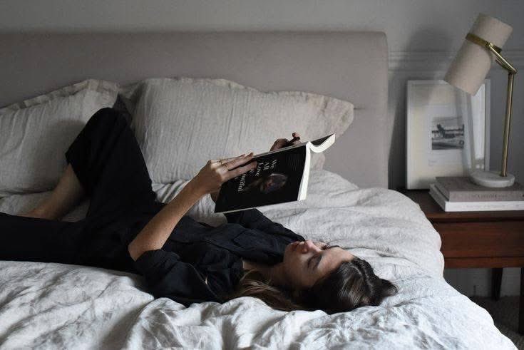 Elyvanaa's tweet photo. woman and books https://t.co/CSOSnOTLxy