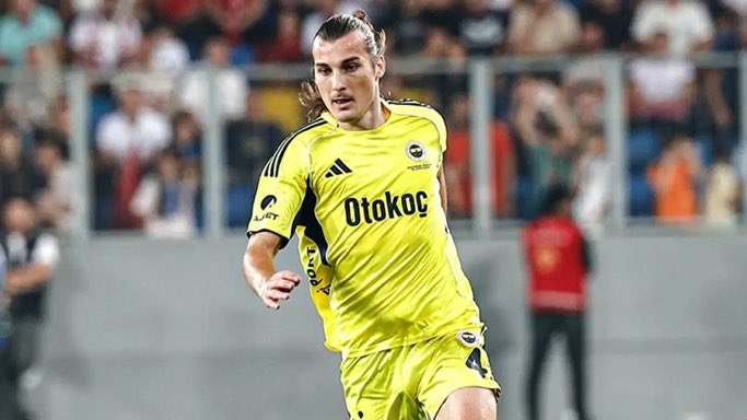 atakansenvardrr's tweet photo. Lan alt üstü 1 maç yüksek efor sarfedip oynayacaksın yazıklar olsun seni o kulübe de oturtana da ! #Fenerbahçe https://t.co/Tkii1BbjtB
