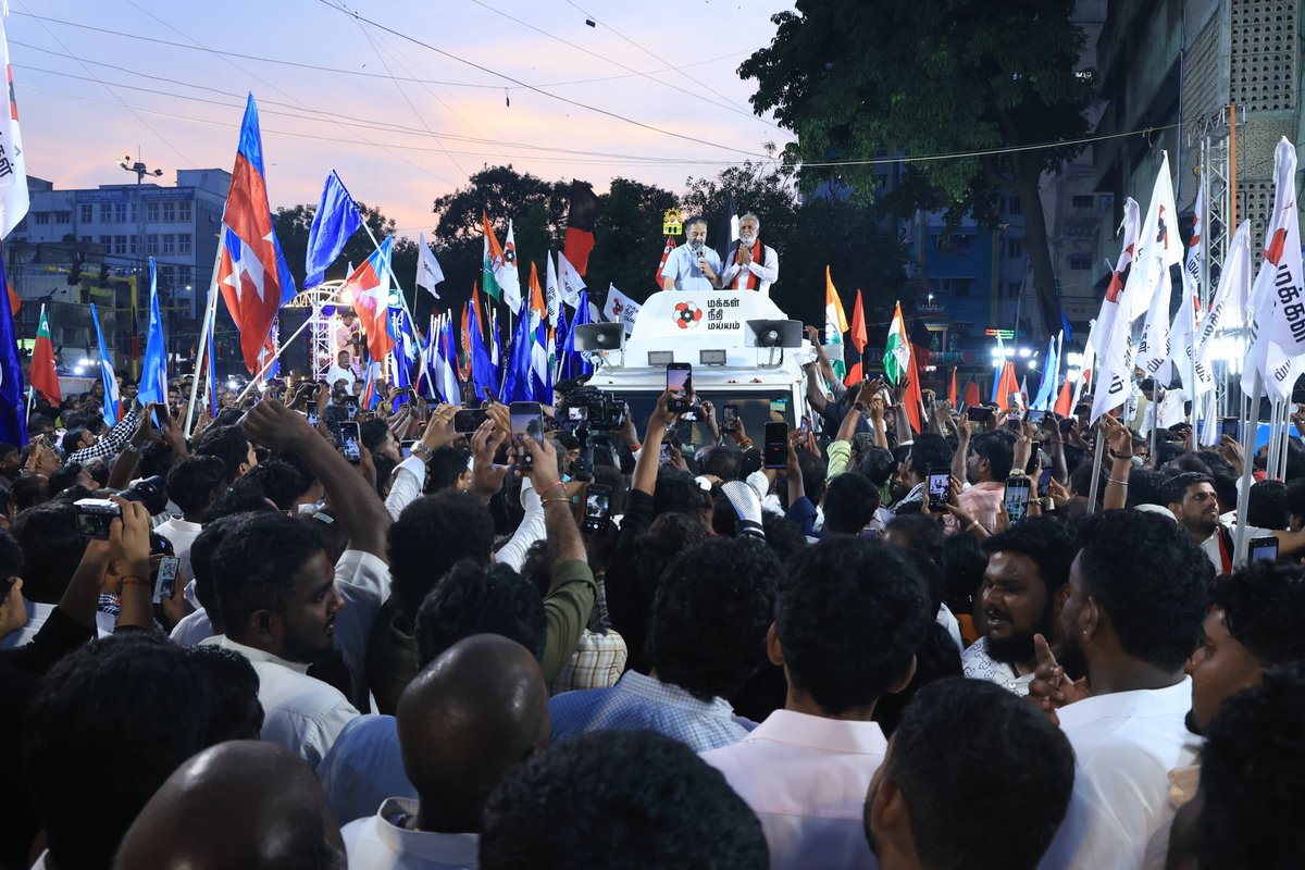 PKSekarbabu's tweet photo. மதசார்பற்ற முற்போக்கு கூட்டணியின் சார்பாக, துறைமுகம் சட்டமன்றத் தொகுதியில் போட்டியிடும் எனக்கு 
திராவிட மாடல் நாயகர் - முத்துவேல் கருணாநிதி ஸ்டாலின் அவர்களின் வெற்றி சின்னமாம் உதயசூரியன் சின்னத்திற்கு 
மக்கள் நீதி மய்யம் தலைவர் - உலக நாயகன் திரு கமல்ஹாசன் அவர்கள் வாக்குகளை சேகரித்தார்..

தமிழ்நாடு போராடும்!!
தமிழ்நாடு வெல்லும்!!

வாக்களிப்பீர் உதயசூரியன்🖐️

#MkStalin #SekarBabu #HattrickHarbour #DMK
#ஸ்டாலின்_தொடரட்டும்_தமிழ்நாடு_வெல்லட்டும்