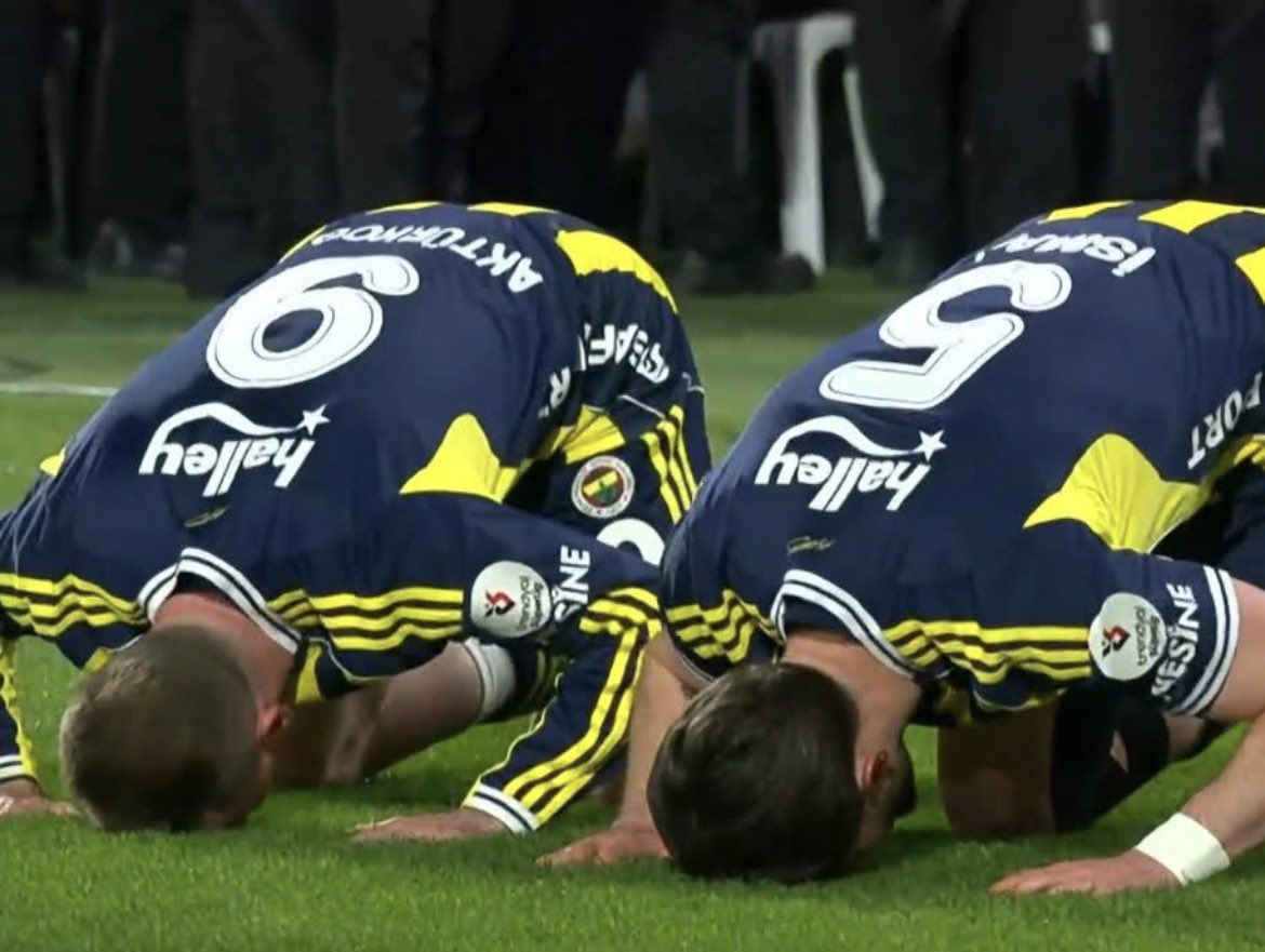 AsimGs01's tweet photo. Haram gole secde edersen,

Allah çarpar !

#FBvRİZ https://t.co/nAVDiPh4QK
