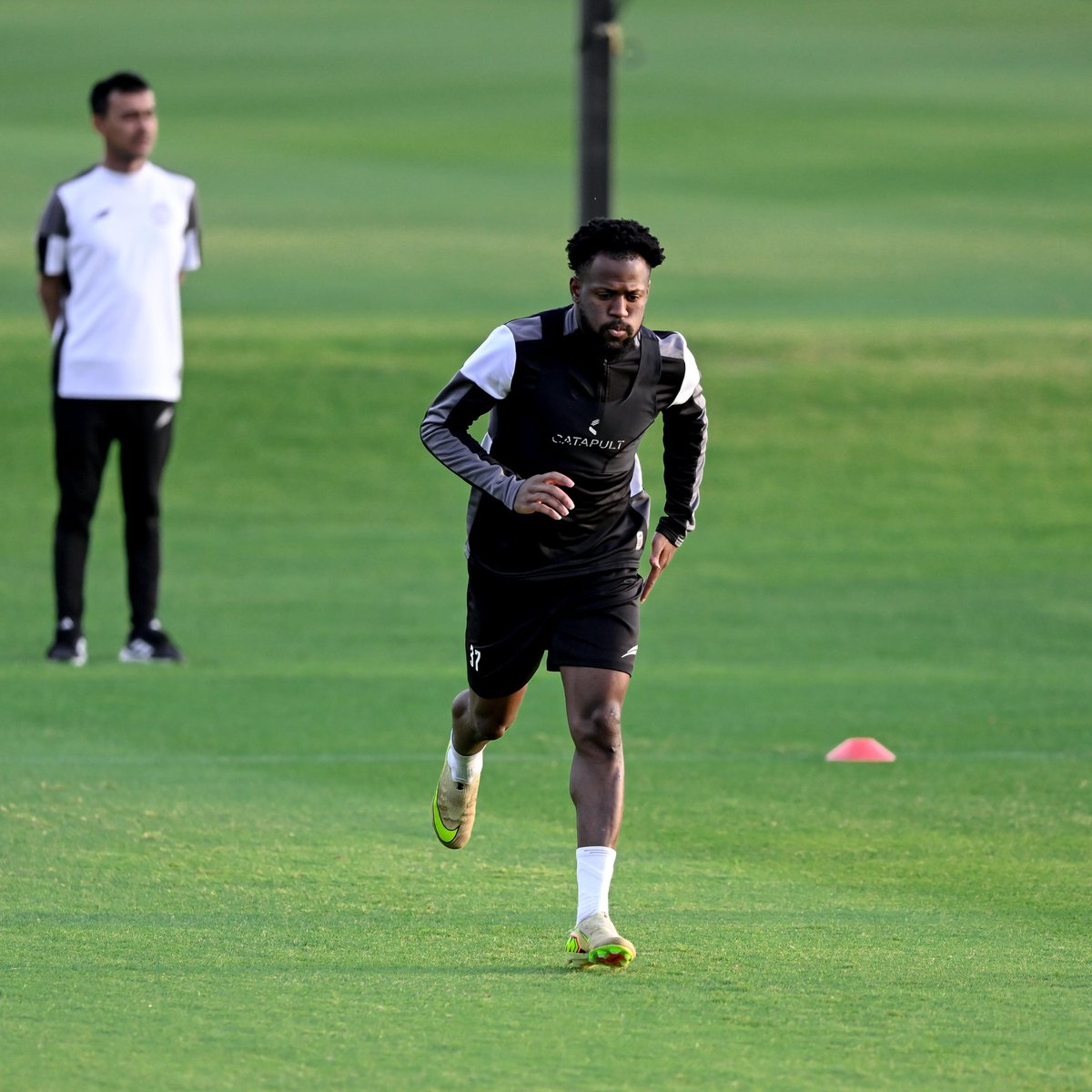 AlShabab_EN's tweet photo. Staying ready. 🦁🔝 

#YallaShabab 🤍🖤 https://t.co/EVH5cNFRDv