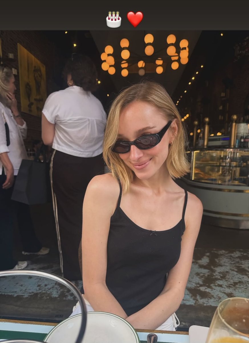 best of phoebe dynevor tweet media