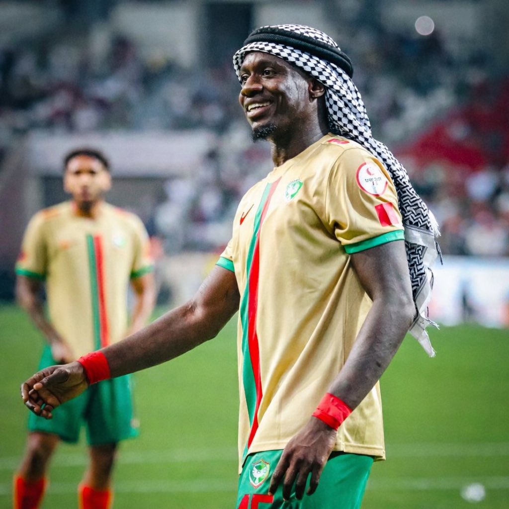 XaloDiagne's tweet photo. Selahattin Başkanı takibe almış iki gözümün çiçeği https://t.co/f2tTscNsne