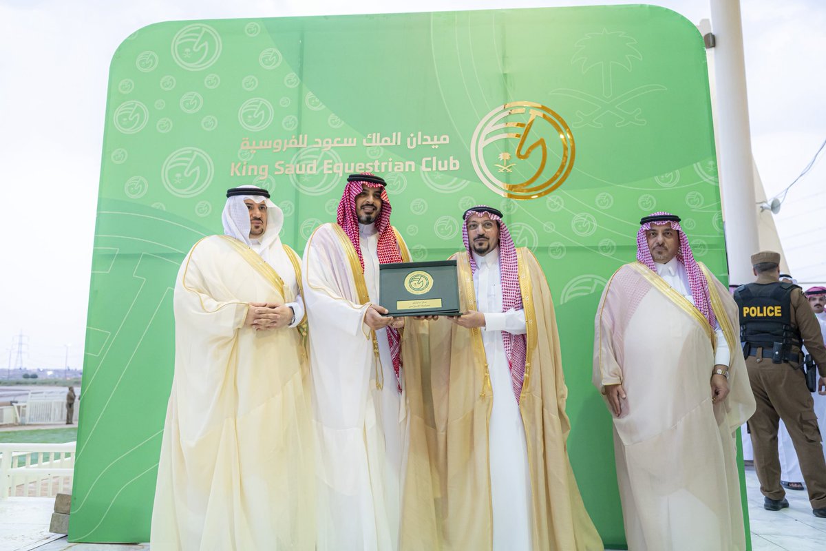 Alawalyre's tweet photo. برعاية صاحب السمو الملكي الأمير الدكتور فيصل بن مشعل بن سعود بن عبدالعزيز حفظه الله، تشرفت شركة #العوالي_العقارية برعاية حفل سباق «كأس الدرعية» في منطقة القصيم، والذي أُقيم في #ميدان_الملك_سعود للفروسية، ضمن فعاليات تجسد عراقة الفروسية وأصالة الموروث السعودي. https://t.co/Bw6LjXJB0Q
