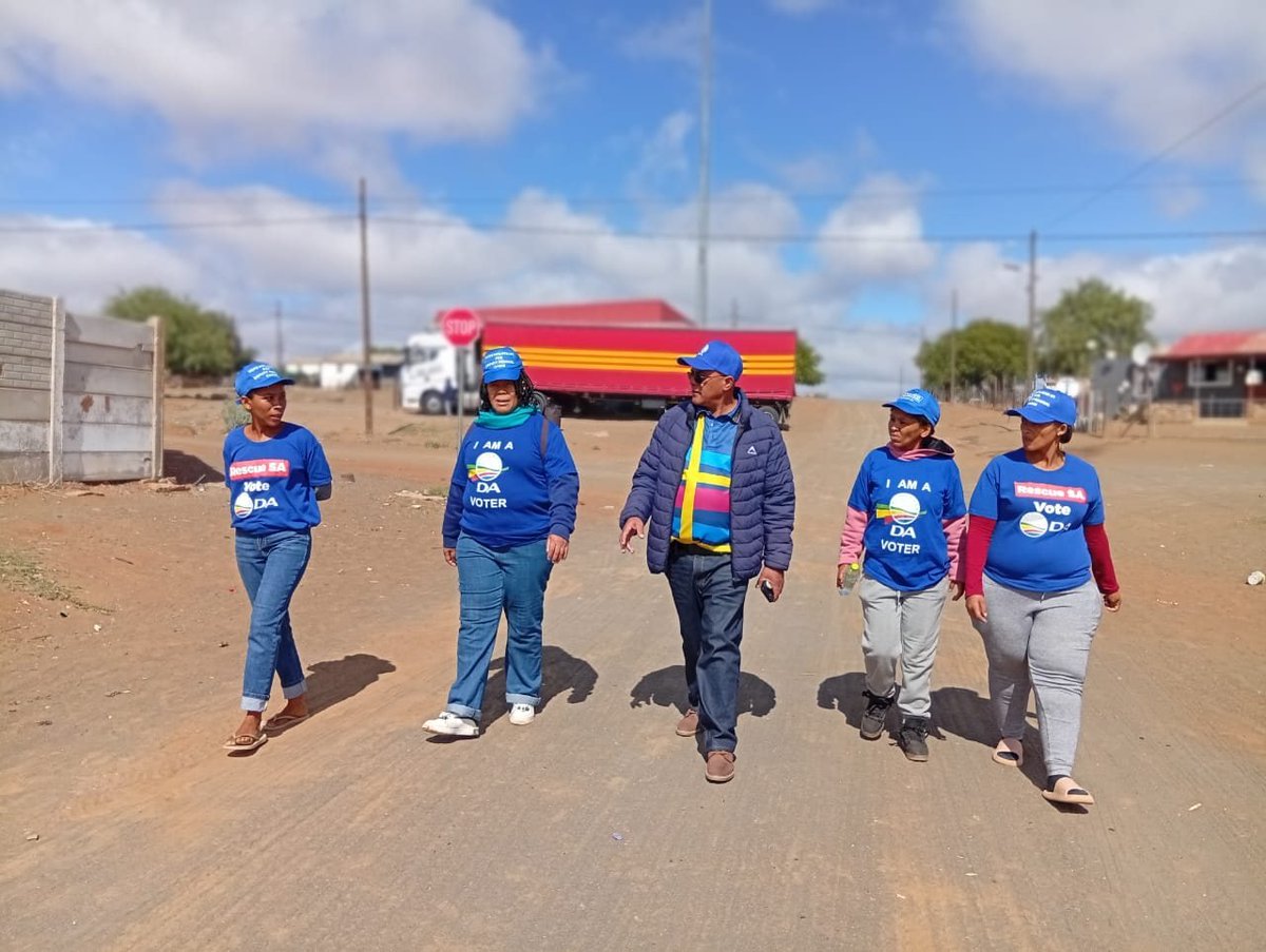 DA_NCape's tweet photo. #ONSISBYDIEMENSE in #Loeriesfontein 

Straat vir straat, huis vir huis, deur tot deur - ons vat die politiek terug na die mense toe!

#ONSISOPDIEPAD https://t.co/TUK5Z21bXx
