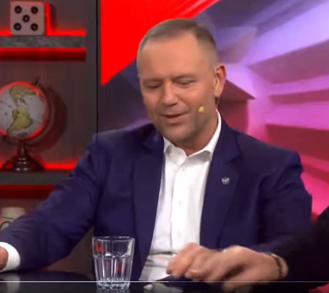 Samuel Vimes na wojennej ścieżce z kacapami. tweet media