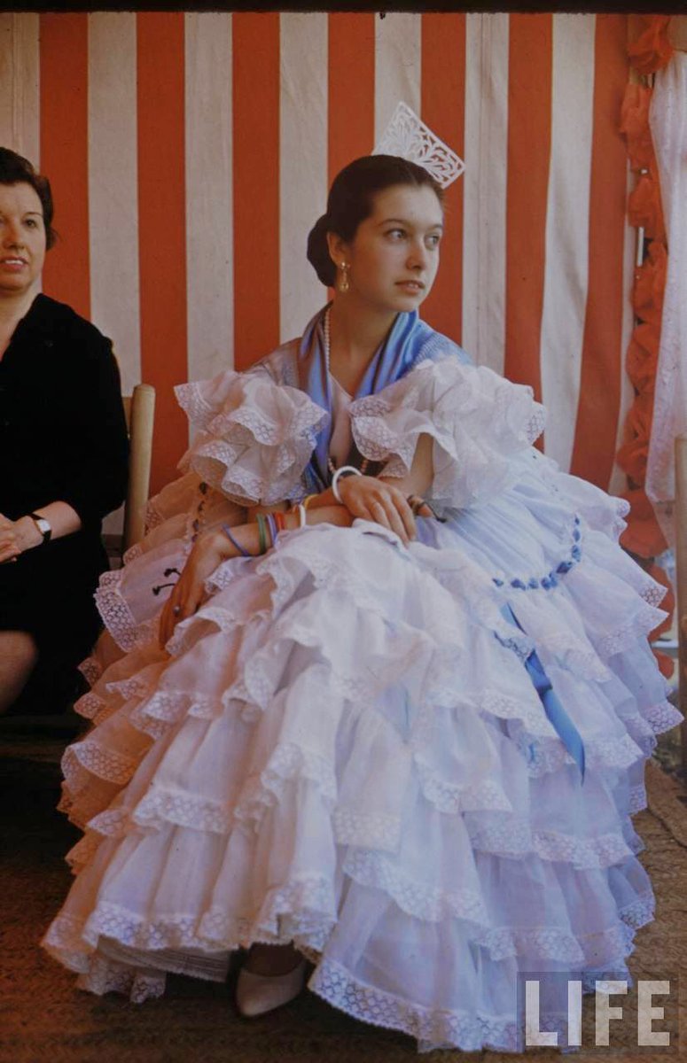 miguelmsh15's tweet photo. Mujeres en la Feria de Sevilla (1959) https://t.co/2ZIrFBJplx