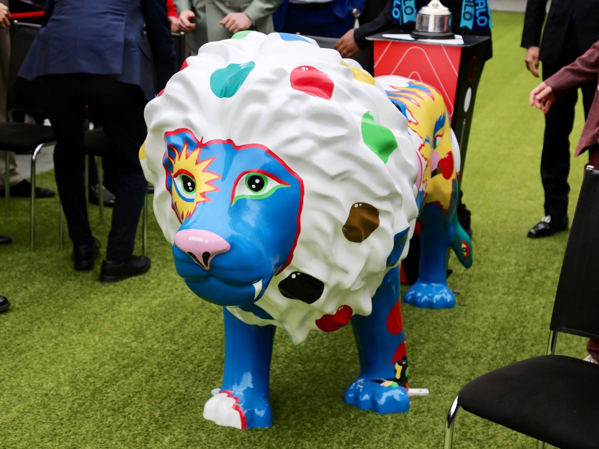 steelcitysnaps's tweet photo. was nice to see a @POY_Trail lion join the players outside the @crucibletheatre! The beautiful sculpture was painted by @lisaohaha for this summer’s @SheffChildrens Hospital Charity trail 🦁 #Sheffield https://t.co/rOl0kNYN43