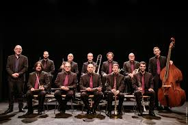 Ja coneixeu què és una cobla? 
És un conjunt instrumental de Catalunya conformat per 11 músics que toquen 12 instruments, majoritàriament de vent. Executen la música de diferents balls i danses tradicionals, en especial la sardana. 
La seva sonoritat la fa única. 👇