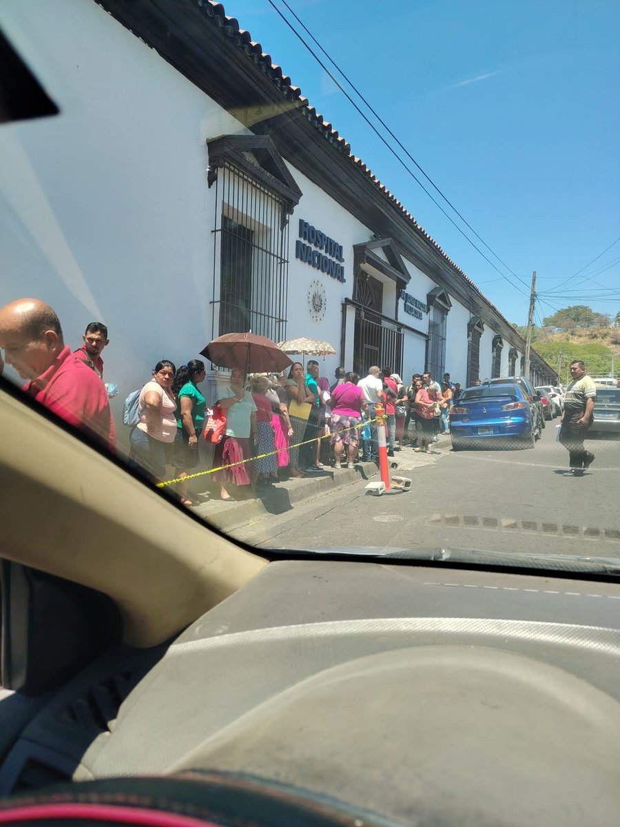 En Sonsonate, los pacientes del mejor sistema de salud del mundo tienen que esperar su turno afuera del hospital, parados y bajo el sol. Gracias Prezi 🤬