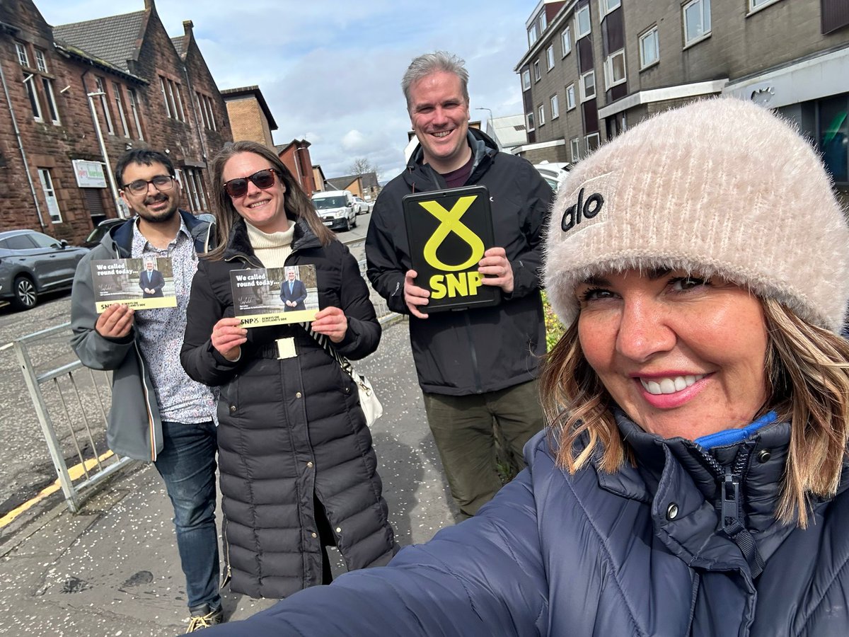 ThomasCArthur's tweet photo. Back out in Johnstone today for another #activeSNP campaign session 🏴󠁧󠁢󠁳󠁣󠁴󠁿 https://t.co/BA04TK5PTI