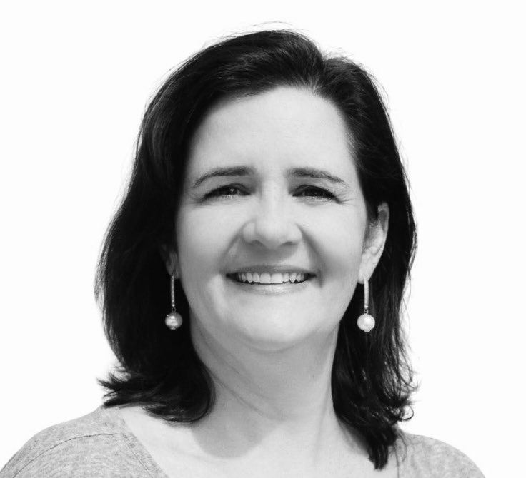 BiradoPindare's tweet photo. Recebi com profunda tristeza a notícia do falecimento da minha querida amiga Déborah Baesse. Conheci nos corredores da UFMA e vi surgir uma profissional séria e dedicada. Sempre gentil e meiga, nos deixou muito cedo. Meus sentimentos aos familiares e amigos. https://t.co/4tvC4rwlDj