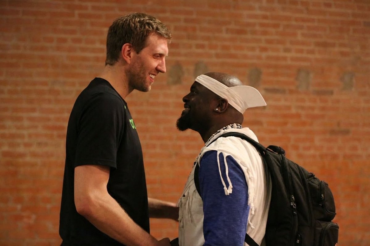 bigtallrob's tweet image. S/O to the most humble NBA Champion on the planet! OTD in 2018 Dirk surprised my Mom with a video tribute that I will cherish forever! She still smile big when I bring it up! One of a million memories I’ve shared with my Mavs 🐐! 📸 Stevallica #Dirk #ThankYou