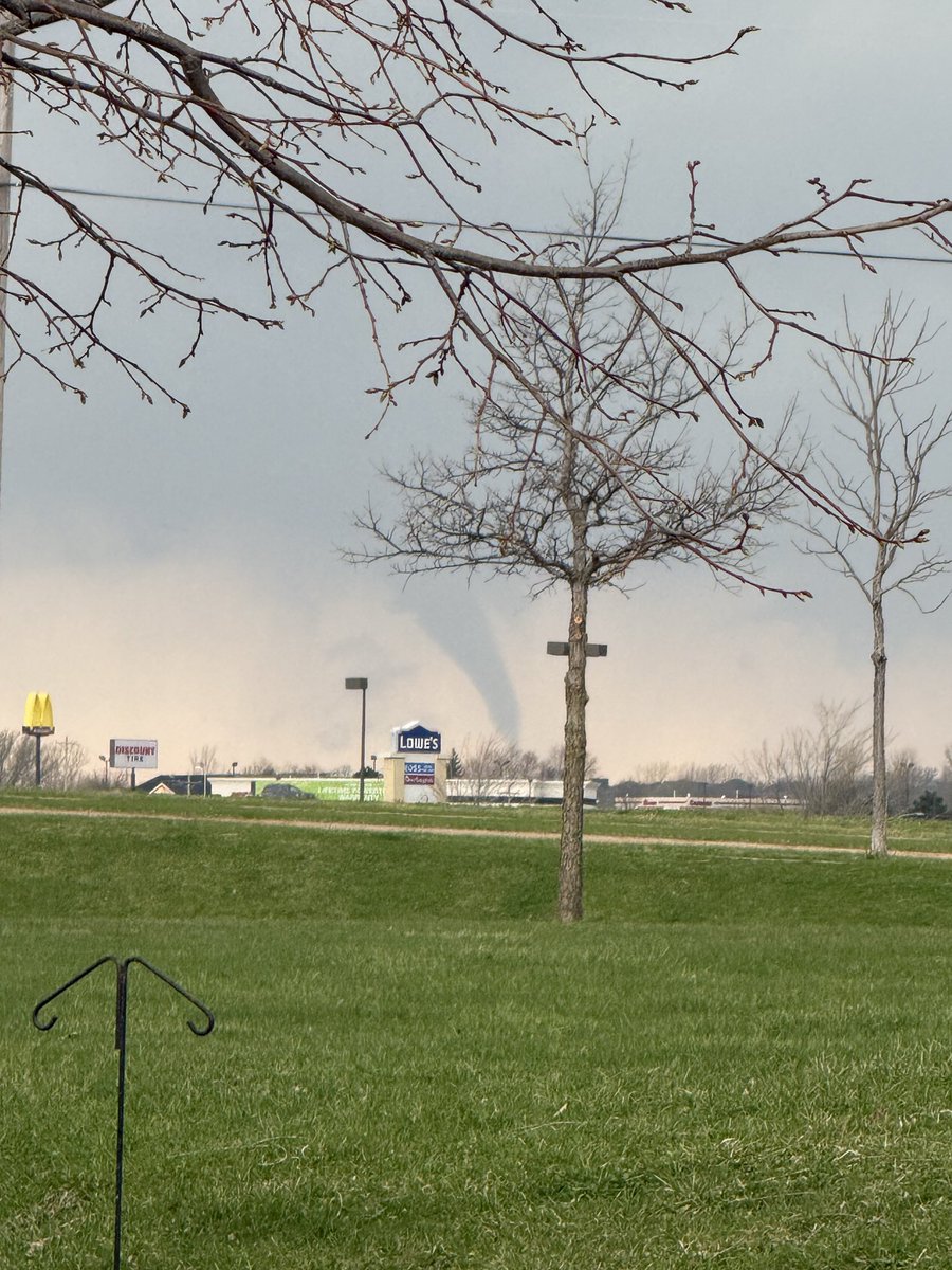 SiobhanFitzy's tweet photo. @ryanhallyall @BluekandyWX In Rochester, MN @ 2pm. https://t.co/0XBFEXVcmz