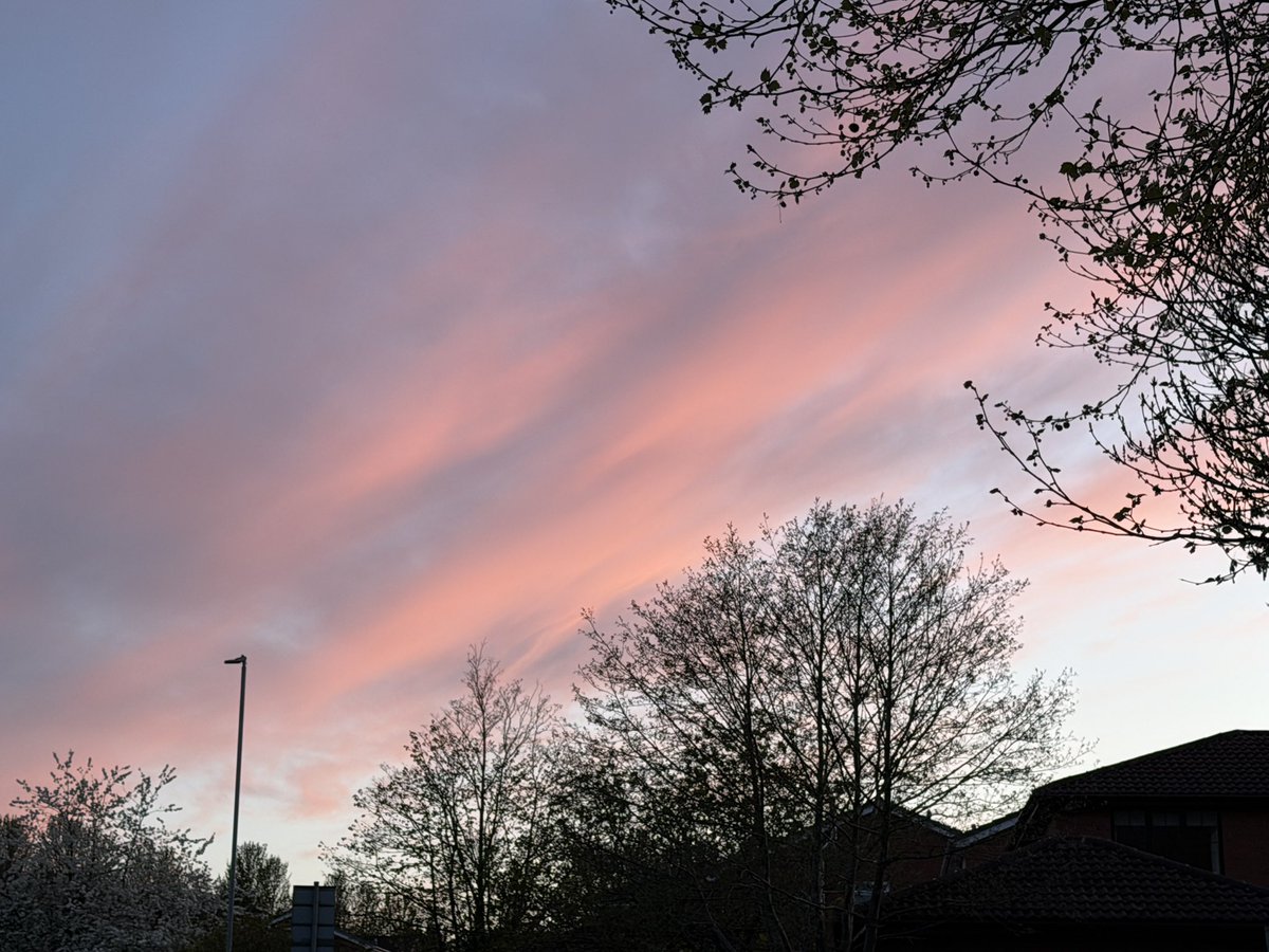 ManelRoura's tweet image. Perfect start of the weekend with a lovely #sunset #Priorslee #Telford