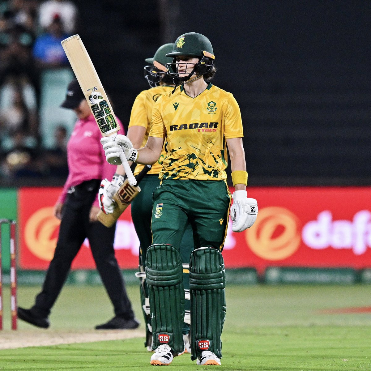 Cricket_World's tweet image. 🔥PROTEAS GO UP 1-0!

🇿🇦 Wolvaardt and Dercksen guided South Africa Women to a comfortable six-wicket win over India Women, chasing 158 with ease.

cricketworld.com/sa-women-vs-in…

#SAvIND #SAwvINDw #Proteas #Cricket