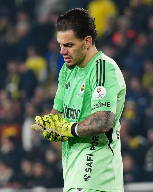 💬 Elvir Balic "Fenerbahçe'nin Ederson'u göndermesi lazım! 20 metreye çıkıyorsun, ne yapıyorsun! Bu puan kaybının sebebi Ederson! Kazandırdığı da çok az maç var, hatta hiç yok!"