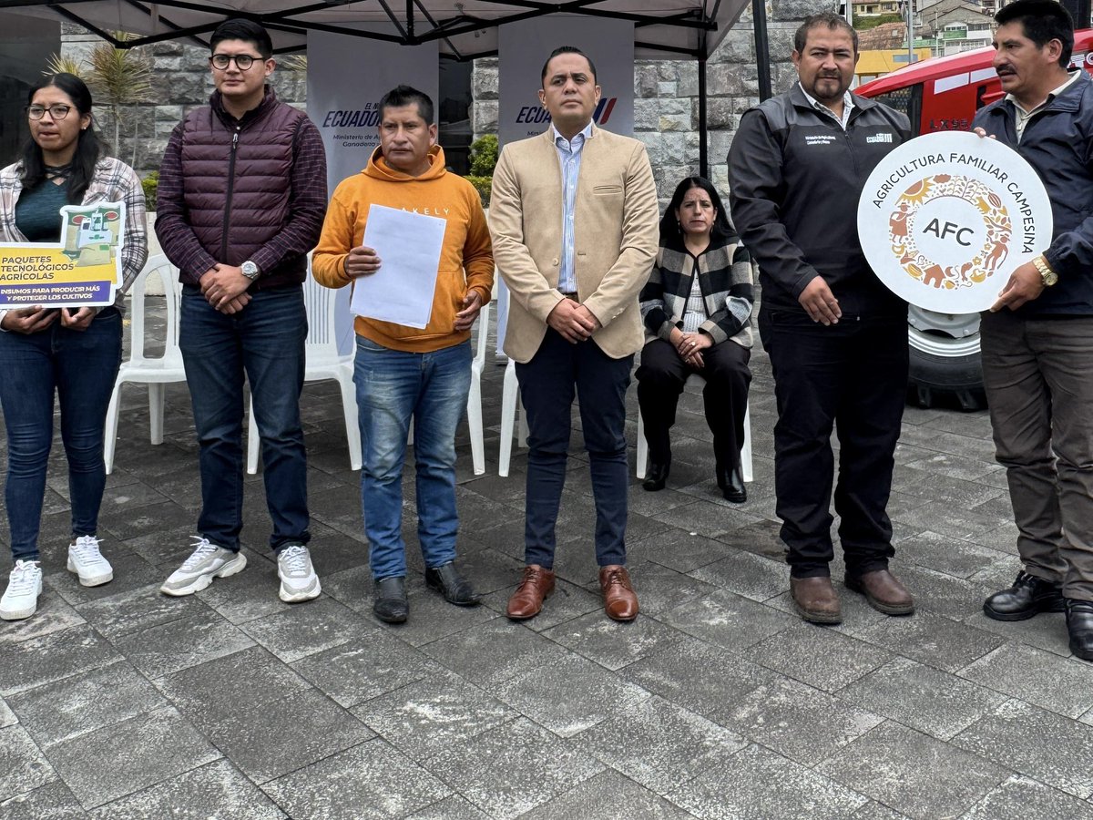 AgriculturaEc's tweet photo. #Cañar | Con la participación del viceministro de Desarrollo e Innovación Rural, @jpquezada desarrollamos una jornada de apoyo al sector agropecuario con la entrega de:

• 3 SOMA’s (cada una conformada por 1 tractor y 1 implemento agrícola)
• 178 paquetes tecnológicos agrícolas
• 51 títulos de propiedad
• 12 sellos de la Agricultura Familiar Campesina

Seguimos generando herramientas y respaldo para el desarrollo de nuestros productores. #ElNuevoEcuador