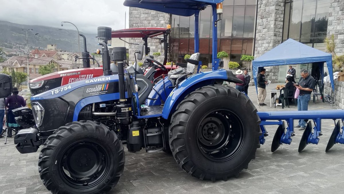 AgriculturaEc's tweet photo. #Cañar | Con la participación del viceministro de Desarrollo e Innovación Rural, @jpquezada desarrollamos una jornada de apoyo al sector agropecuario con la entrega de:

• 3 SOMA’s (cada una conformada por 1 tractor y 1 implemento agrícola)
• 178 paquetes tecnológicos agrícolas
• 51 títulos de propiedad
• 12 sellos de la Agricultura Familiar Campesina

Seguimos generando herramientas y respaldo para el desarrollo de nuestros productores. #ElNuevoEcuador
