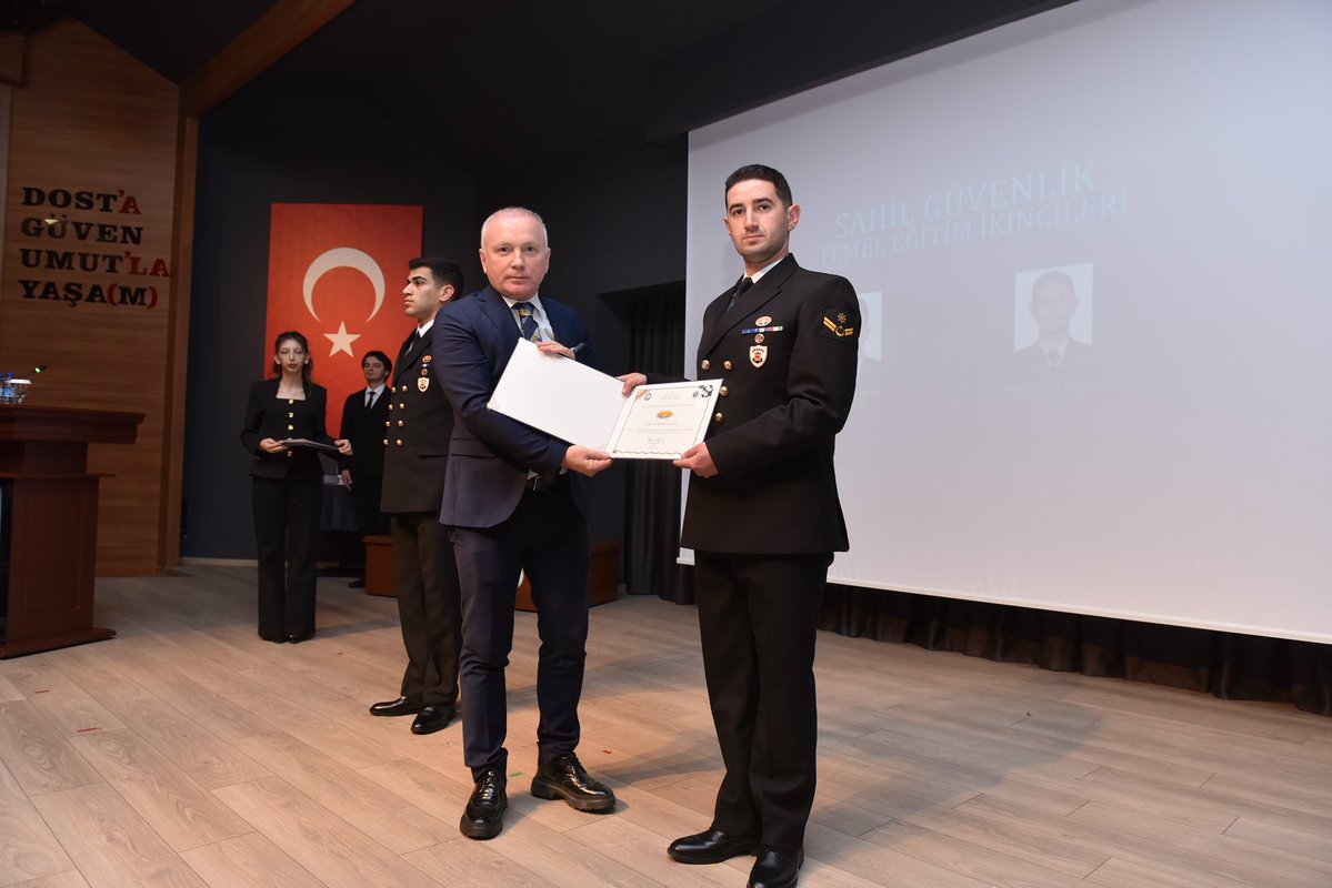 sahilguvkom's tweet image. Sahil Güvenlik Okul Komutanlığında, Sahil Güvenlik Komutanımız Koramiral Ahmet KENDİR’in katılımlarıyla icra edilen mezuniyet töreninde, Sahil Güvenlik Temel Eğitimi’ni başarıyla tamamlayan subay ve astsubaylarımıza diplomaları verilmiştir.
#SahilGüvenlik
#CoastGuard