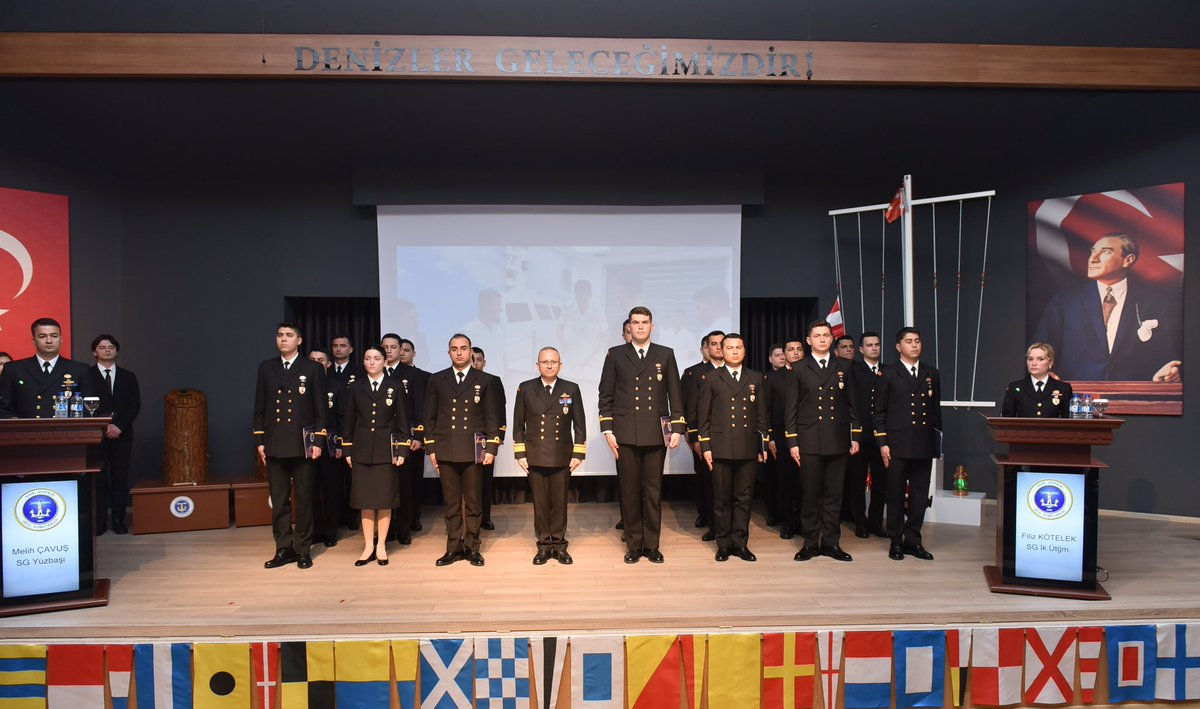 sahilguvkom's tweet image. Sahil Güvenlik Okul Komutanlığında, Sahil Güvenlik Komutanımız Koramiral Ahmet KENDİR’in katılımlarıyla icra edilen mezuniyet töreninde, Sahil Güvenlik Temel Eğitimi’ni başarıyla tamamlayan subay ve astsubaylarımıza diplomaları verilmiştir.
#SahilGüvenlik
#CoastGuard