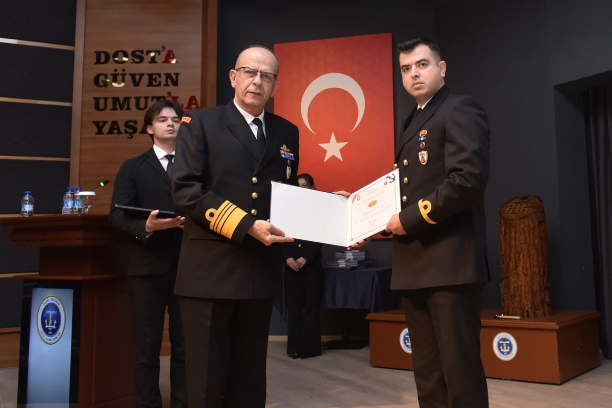 sahilguvkom's tweet image. Sahil Güvenlik Okul Komutanlığında, Sahil Güvenlik Komutanımız Koramiral Ahmet KENDİR’in katılımlarıyla icra edilen mezuniyet töreninde, Sahil Güvenlik Temel Eğitimi’ni başarıyla tamamlayan subay ve astsubaylarımıza diplomaları verilmiştir.
#SahilGüvenlik
#CoastGuard