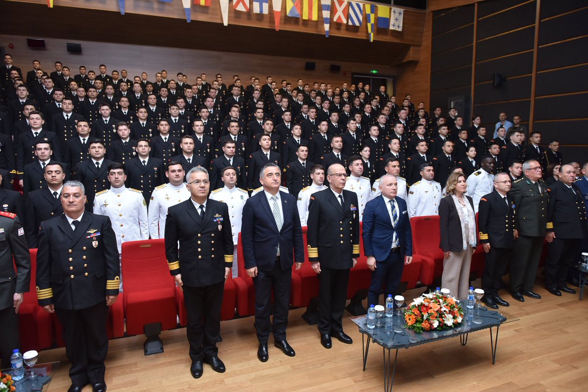 sahilguvkom's tweet image. Sahil Güvenlik Okul Komutanlığında, Sahil Güvenlik Komutanımız Koramiral Ahmet KENDİR’in katılımlarıyla icra edilen mezuniyet töreninde, Sahil Güvenlik Temel Eğitimi’ni başarıyla tamamlayan subay ve astsubaylarımıza diplomaları verilmiştir.
#SahilGüvenlik
#CoastGuard