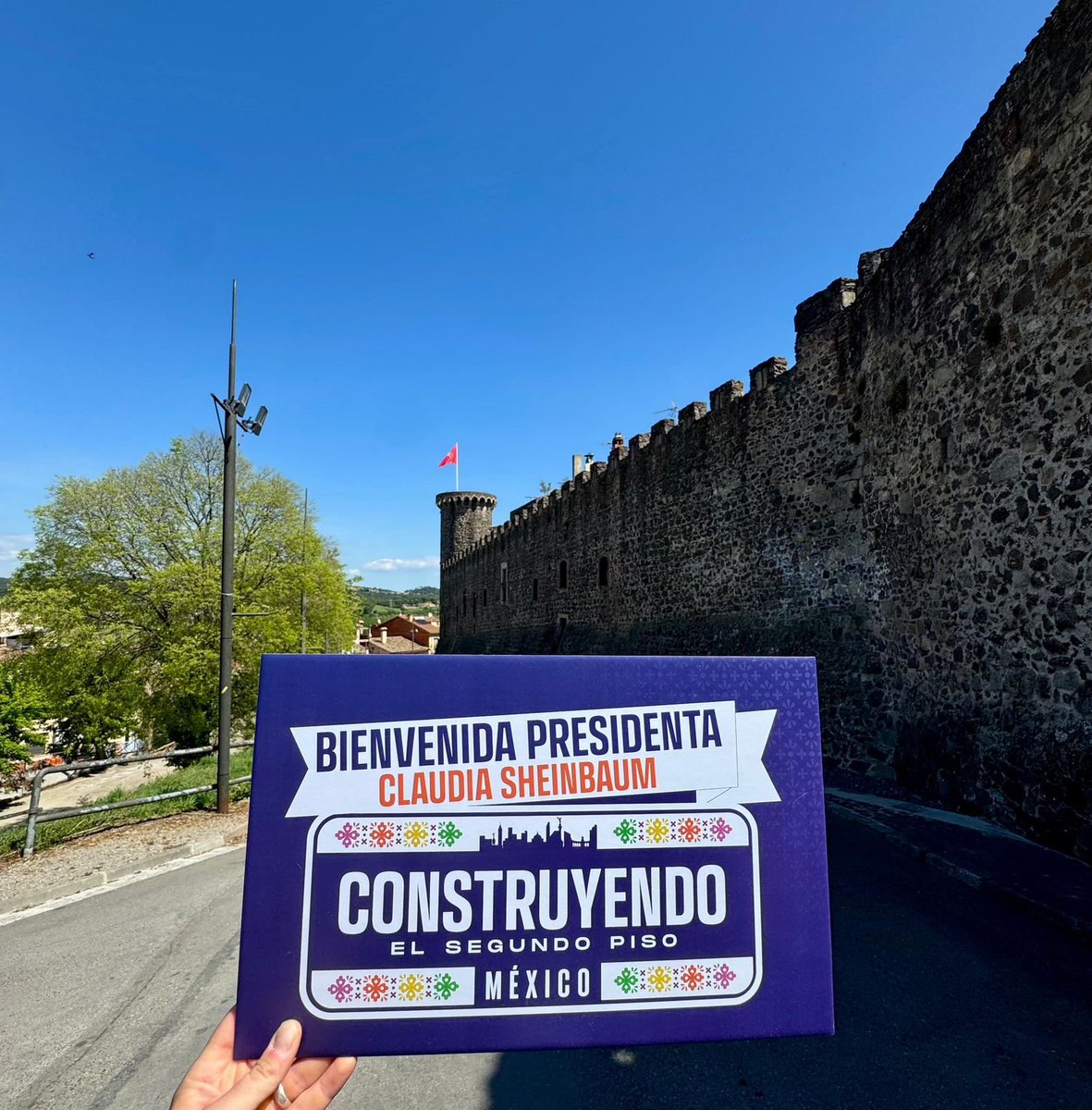 CapitalNot's tweet photo. Comunidad mexicana en #Barcelona manifiesta su expectativa por la llegada de la presidenta Claudia Sheinbaum (@Claudiashein) a la IV Cumbre en Defensa de la Democracia con fotos en distintos lugares. https://t.co/YiRU0V1w5k