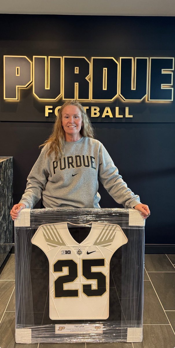 BoilerFootball's tweet photo. Thank you, @fdlafon! 🚂⬆️ https://t.co/WtPWm3hDjA