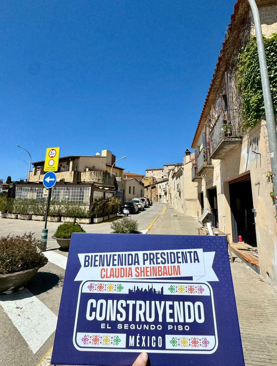 CapitalNot's tweet photo. Comunidad mexicana en #Barcelona manifiesta su expectativa por la llegada de la presidenta Claudia Sheinbaum (@Claudiashein) a la IV Cumbre en Defensa de la Democracia con fotos en distintos lugares. https://t.co/YiRU0V1w5k