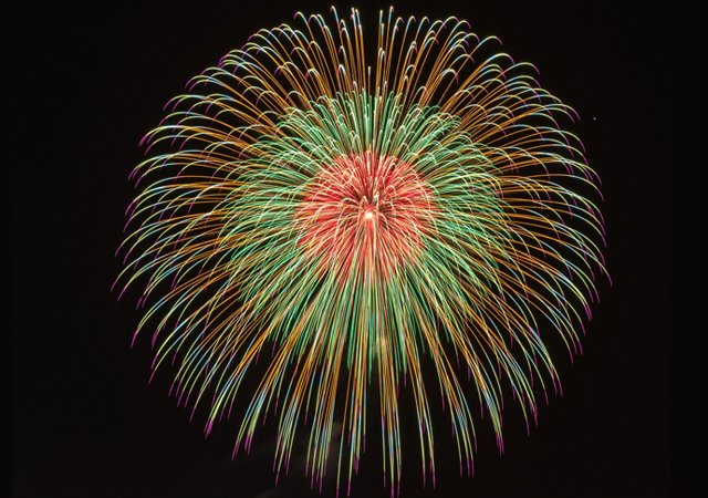 TwitFukuoka's tweet photo. 春の夜空を彩る迫力満点の7,000発の花火「Fukuoka東区花火大会」本日開催 → https://t.co/fqY9Ty3Ol6 https://t.co/r1DKZiEmKl