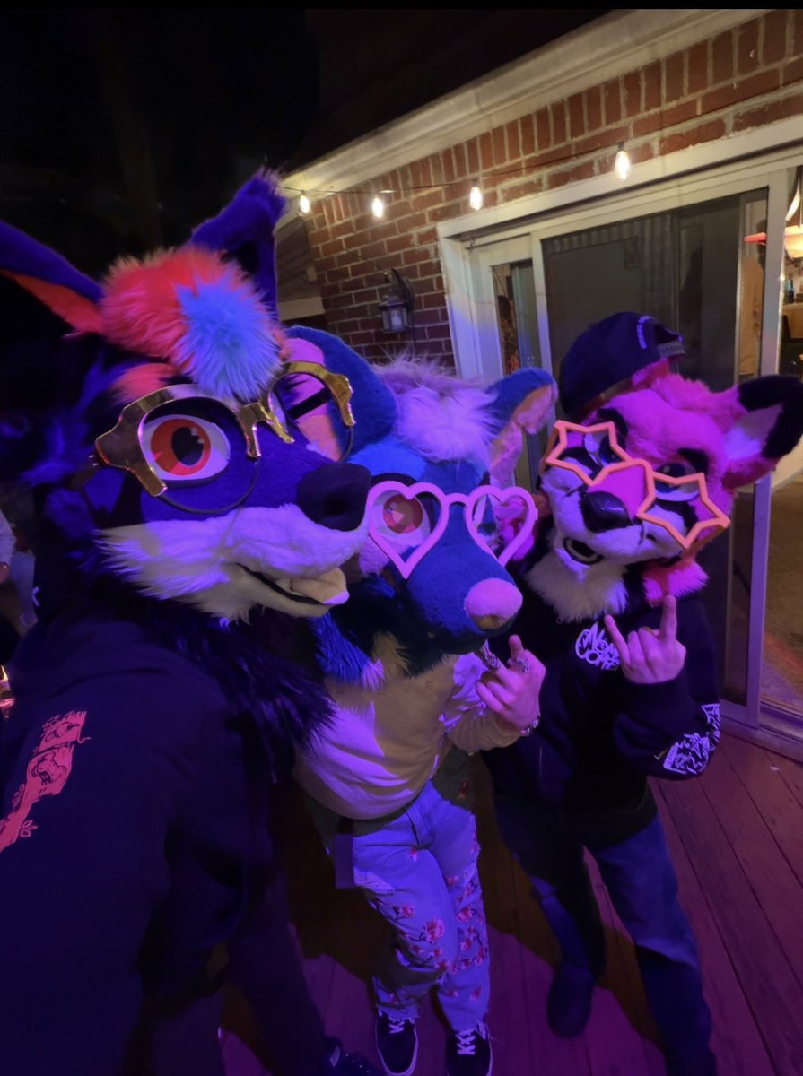 SpOOkee_Fur's tweet image. Happy Fursuit Friday with my beautiful boyfriend @JazeFoxx and ….wait a minute his other sona? 🤔 🤷🏻😜😂

#sona #fursona #boyfriend #fursuitfriday