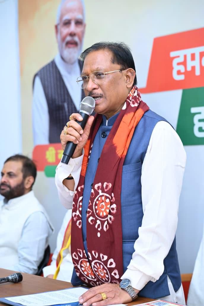 मुख्यमंत्री श्री विष्णु देव साय आज मुख्यमंत्री निवास में आयोजित बंगाली समाज के नववर्ष मिलन समारोह में शामिल हुए। 

इस अवसर पर मुख्यमंत्री श्री साय ने समाज के सभी लोगों को बंगाली नववर्ष की हार्दिक बधाई एवं शुभकामनाएं दीं।

उन्होंने कहा कि प्रदेश के विकास में बंगाली समाज का सदैव