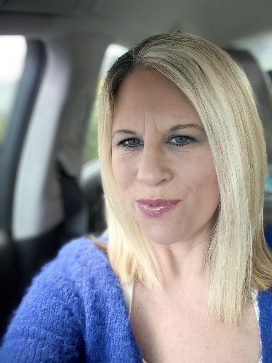 TaraBCork's tweet image. #feelgoodfriday #blueeyed #blonde #sunshining #playful 
#howseveryonedoing 🙌🏻😉