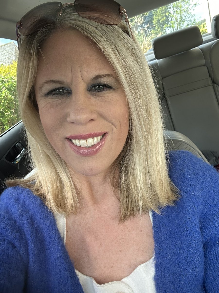 TaraBCork's tweet image. #feelgoodfriday #blueeyed #blonde #sunshining #playful 
#howseveryonedoing 🙌🏻😉